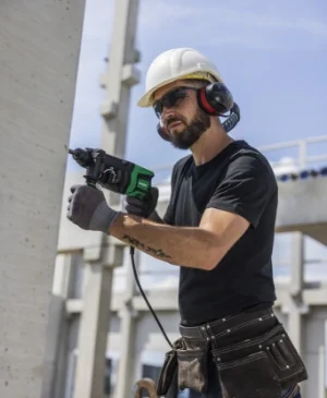 Actionbild för HiKOKIs spikpistol