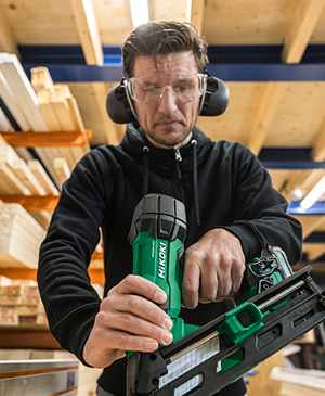 Actionbild för HiKOKIs spikpistol