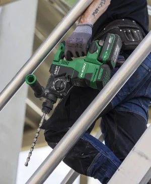 Actionbild för HiKOKIs spikpistol